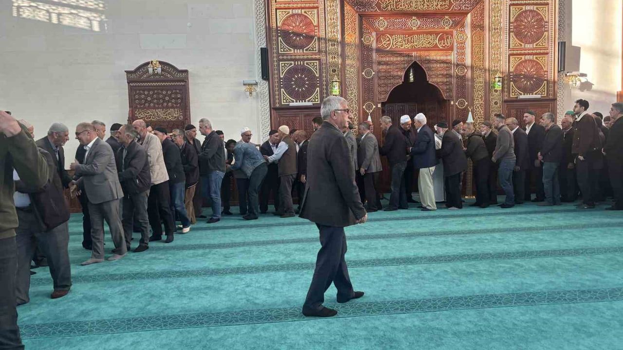 Bingöl’de Kurban Bayramı namazı kılındı: Camilerde yoğun katılım ve bayramlaşma