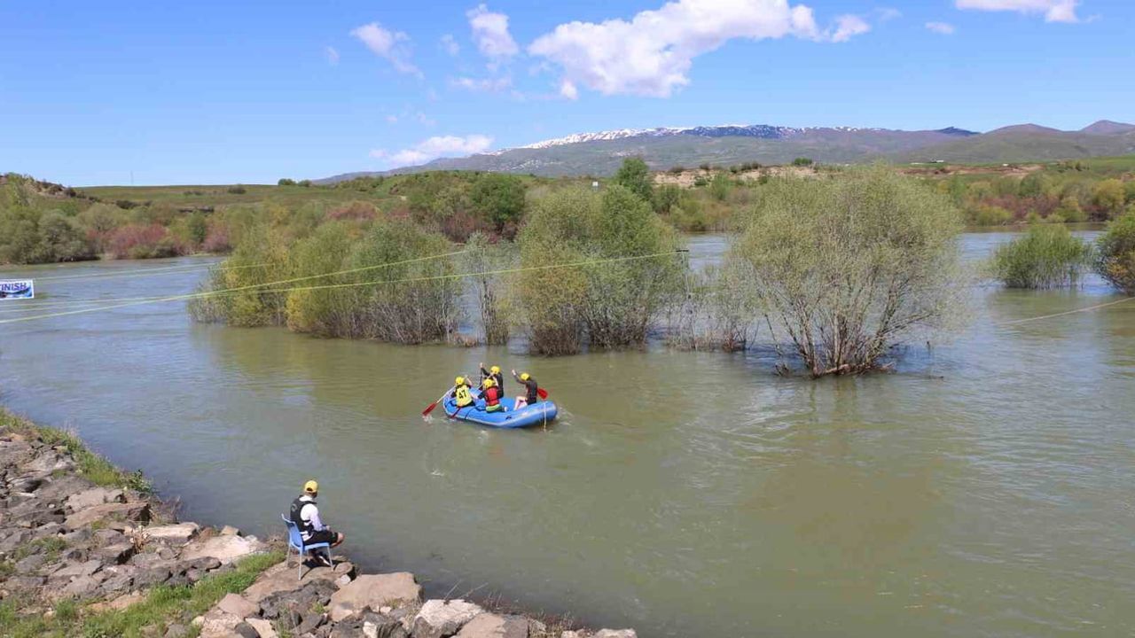 Bingöl'de Okul Sporları Rafting Türkiye Şampiyonası coşkuyla başladı