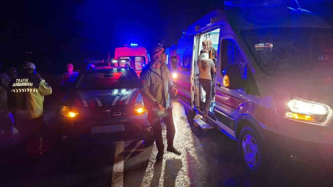 Bingöl'de trafik kazası: Soğukçeşme mevkiinde 8 kişi yaralandı
