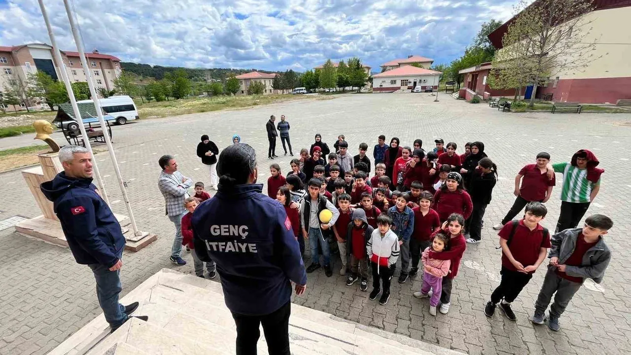 Bingöl Genç'te 6 bin 100 kişiye yangın ve tahliye eğitimi