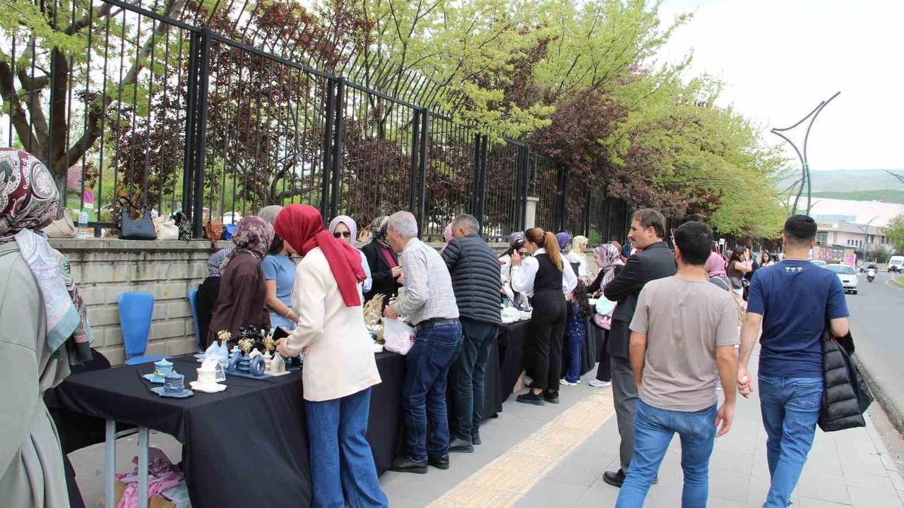 Bingöl KYK öğrencilerinin el emeği ürünleri üniversite kampüsünde sergilendi
