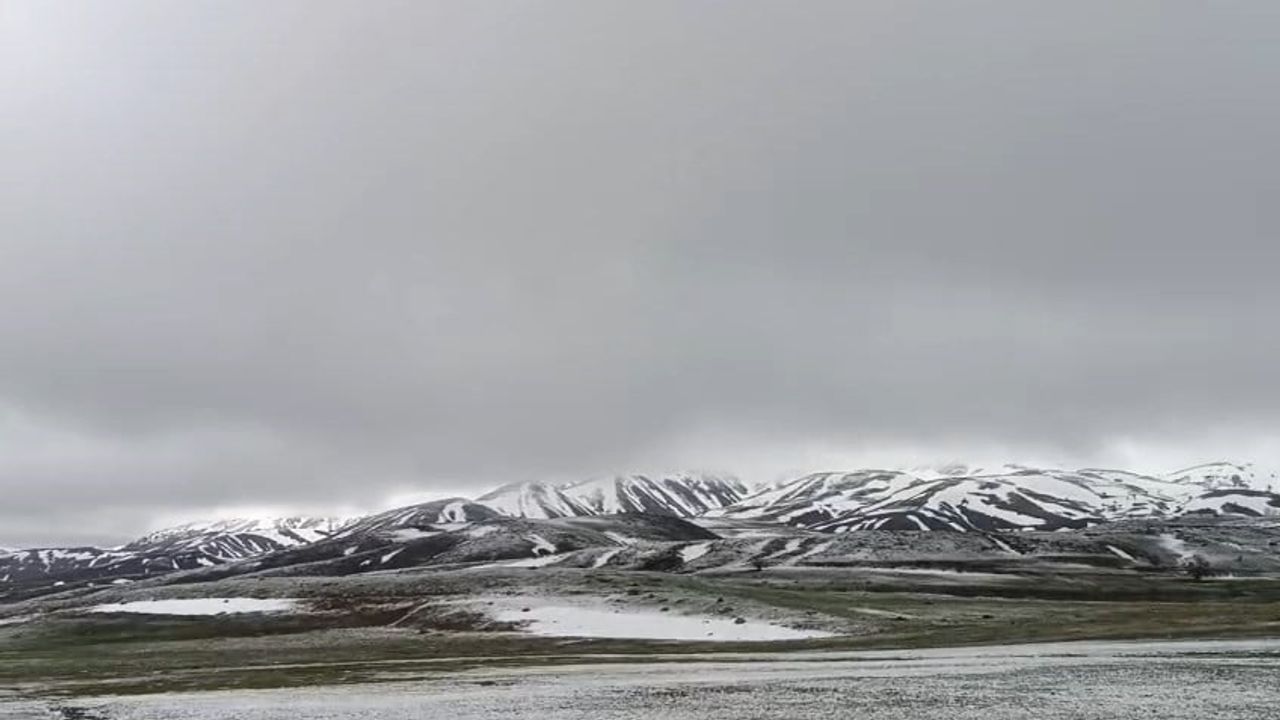 Bingöl'ün Karlıova'sında Mayıs Ayında Yüksek Kesimlere Kar Yağdı