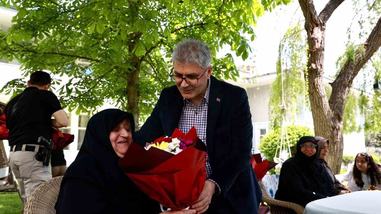 Bingöl Valisi Cahit Çelik, Anneler Günü'nde şehit annelerini valilik konutunda ağırladı