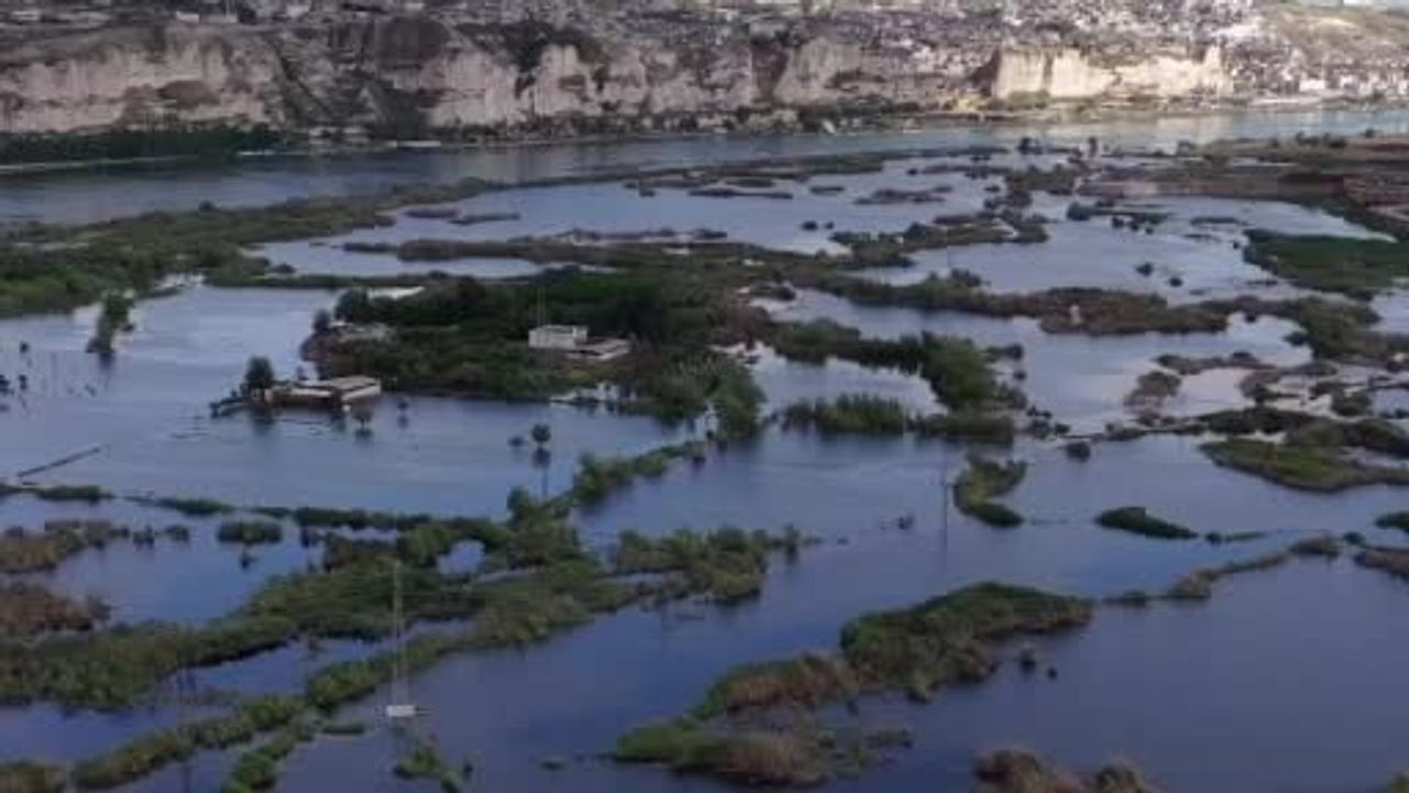 Birecik’te Fırat Nehri taştı: Baraj kapaklarının açılması yolları, parkları ve işletmeleri su altında bıraktı