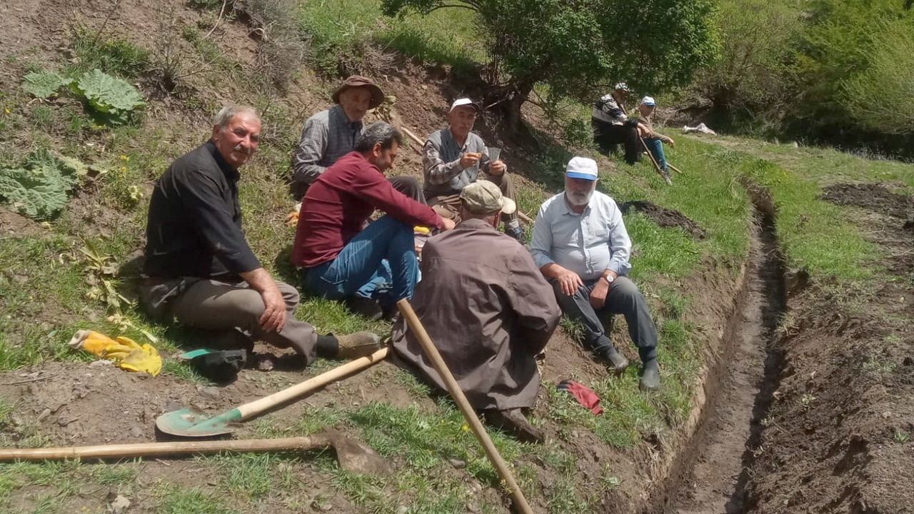 Bitlis Ahlat Uludere Köyünde İmeceyle Su Kanalı Temizliği: Sulama Sezonuna Hazırlık