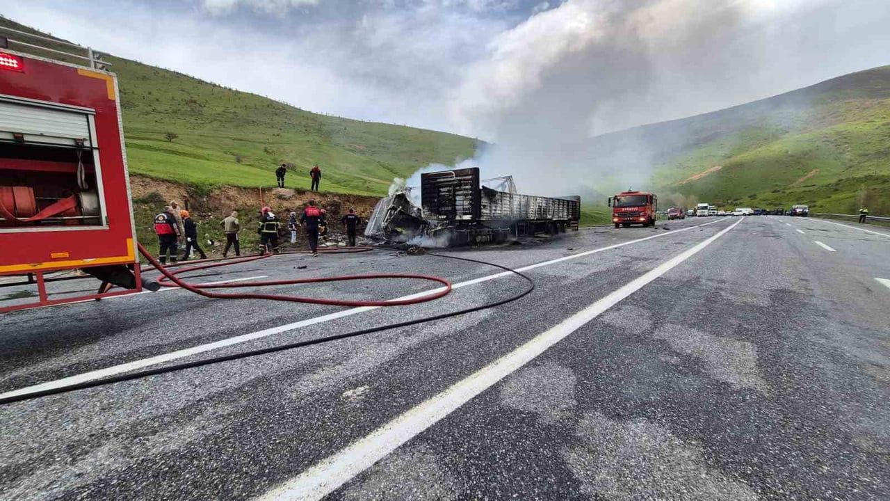 Bitlis Tatvan'da iki tırın kafa kafaya çarpışması: 2 sürücü yaşamını yitirdi