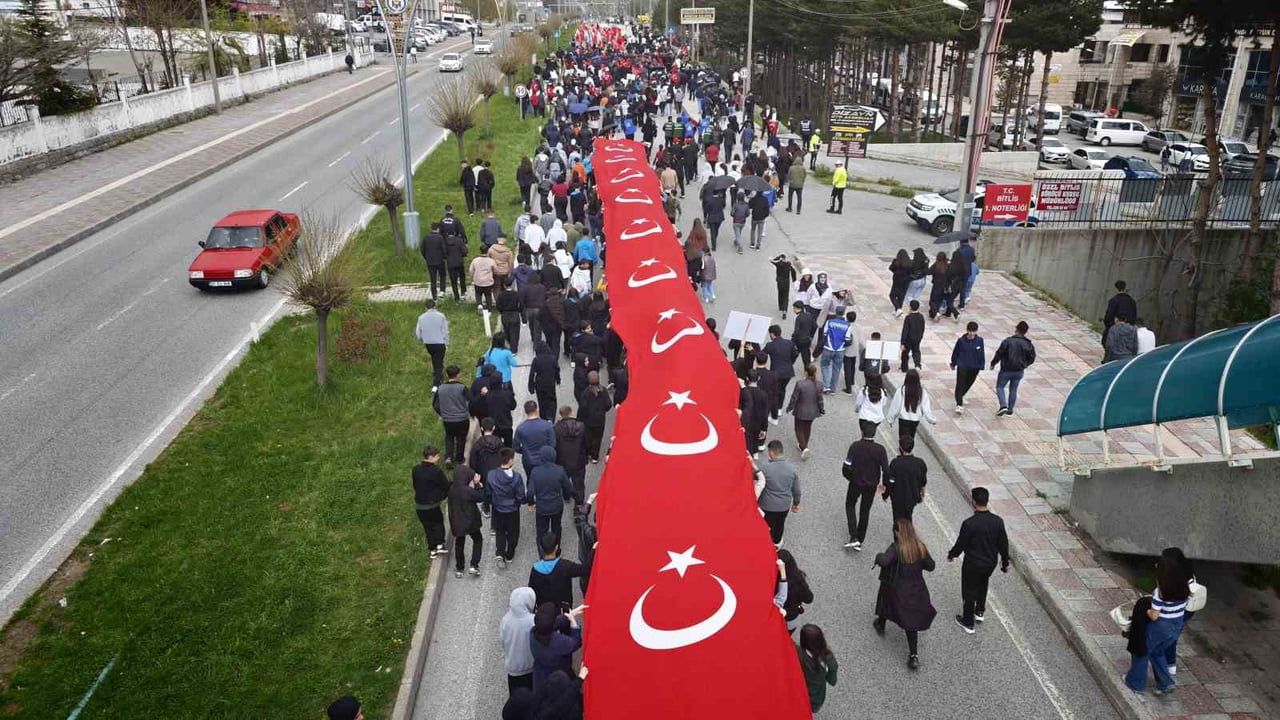 Bitlis'te 19 Mayıs coşkusu: Yaklaşık 50 metrelik bayrakla kortej ve Gençlik Festivali açıldı