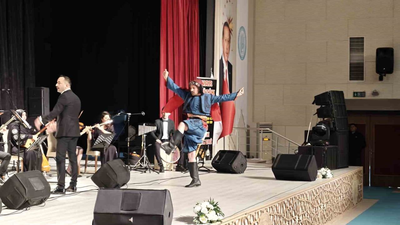 Bitlis’te Maarif Orkestrası ve Korosu, Türkiye Yüzyılı Maarif Modeli Kapsamında Konser Verdi