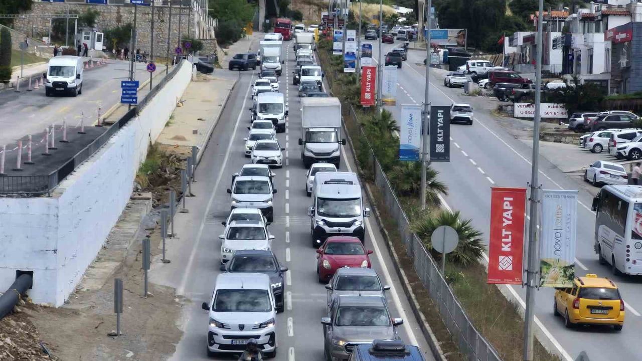 Bodrum’a 24 saatte 20 bin araç girişi: Ana arterlerde yoğun kuyruklar oluştu
