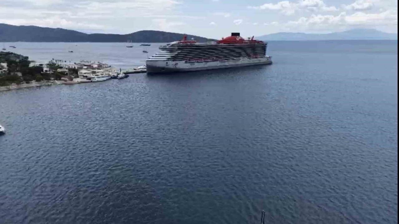 Bodrum'a İlk Kez Yanaşan 'Scarlet Lady' ve 'Monet' 2.636 Yolcuyla İlçeye Hareketlilik Getirdi
