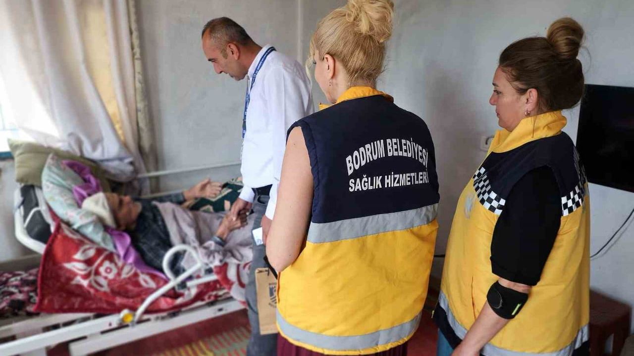 Bodrum Belediyesi, Kurban Bayramı Öncesi Yatağa Bağımlı Hastaları Evlerinde Ziyaret Etti