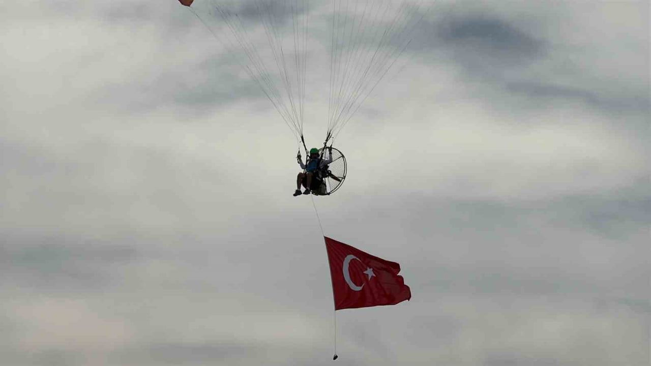 Bodrum'da 19 Mayıs töreni: Paramotorla dev Türk bayrağı gösterisi
