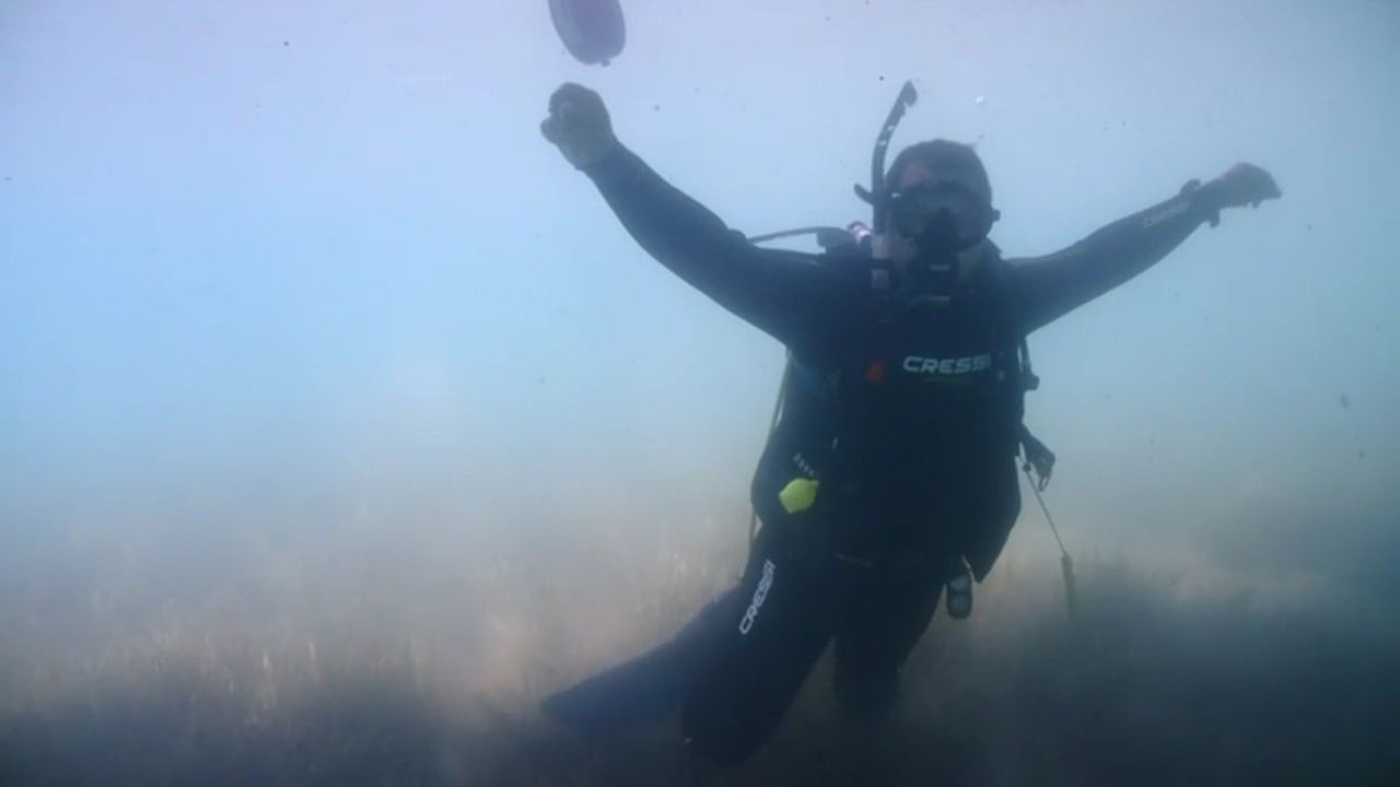 Bodrum'da dalgıçlar deniz dibi temizliği sonrası su altında zeybek gösterisi