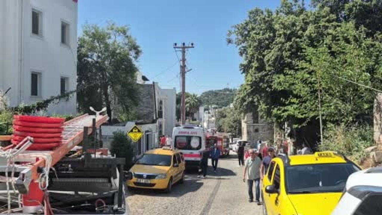 Bodrum'da elektrik hattı patlaması yangına yol açtı: 2 kadın terasa çıkarak kurtarıldı