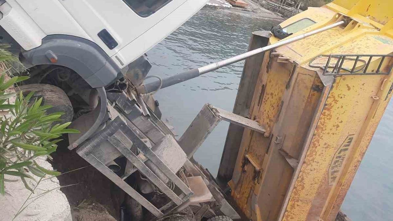 Bodrum'da hafriyat kamyonu şantiyede geri kaydı ve denize düştü: 2 yaralı