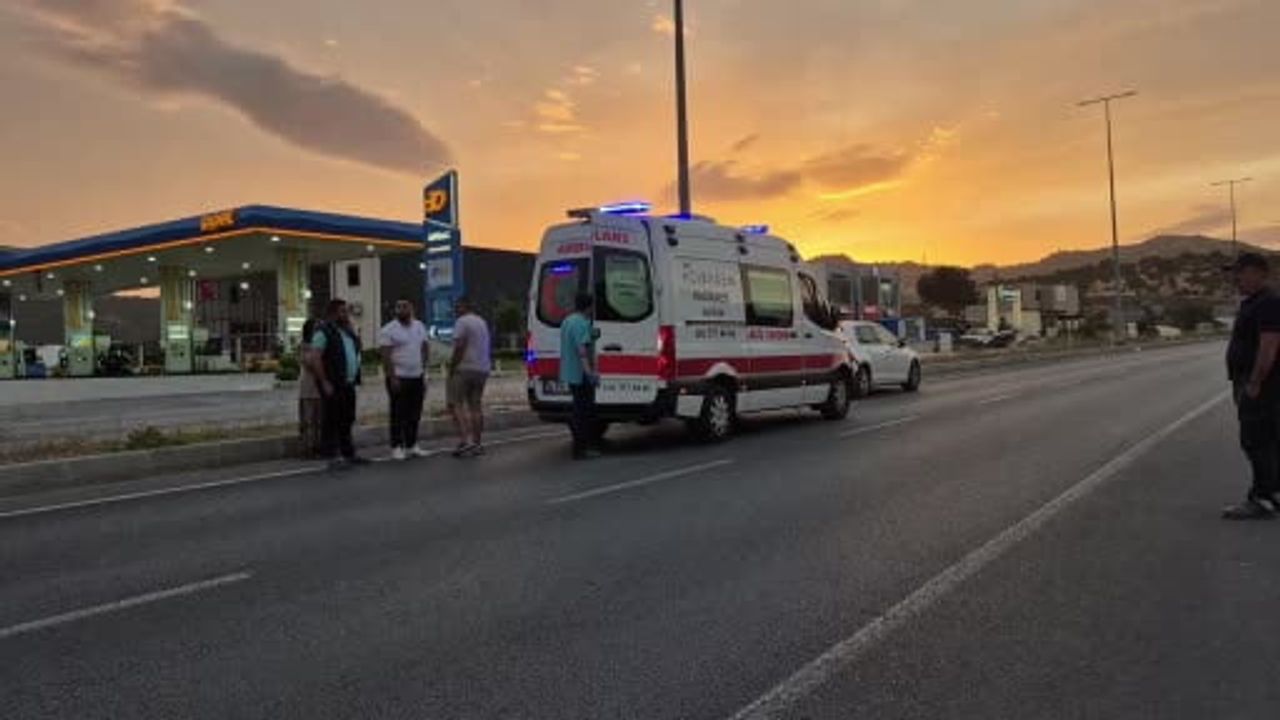Bodrum'da Kapuz Caddesi'nde motosiklet otomobile çarptı: 2 yaralı
