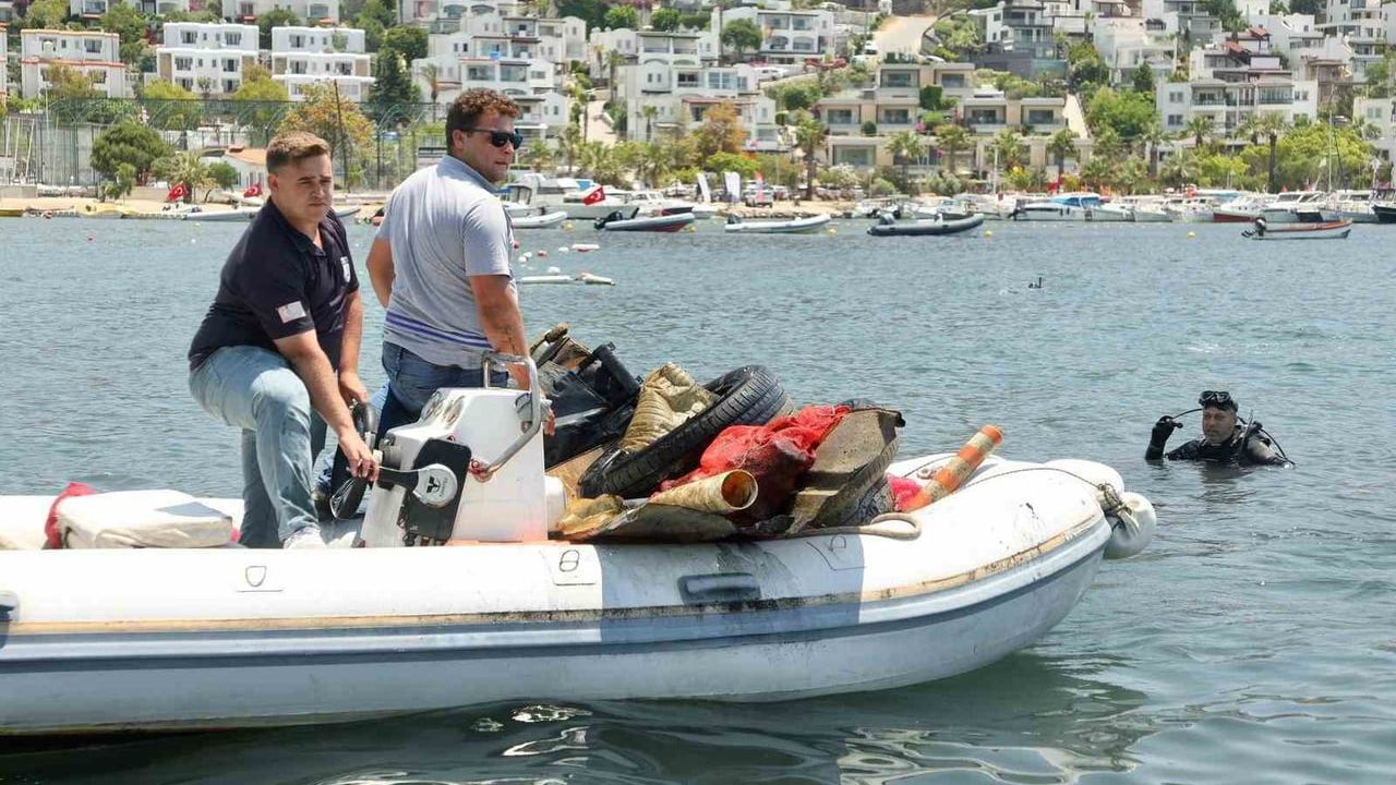 Bodrum'da Mavi Beyaz Seferberliği'nin 3. Etabı: Karada 20 Ton, Denizde 2,5 Ton Atık Toplandı