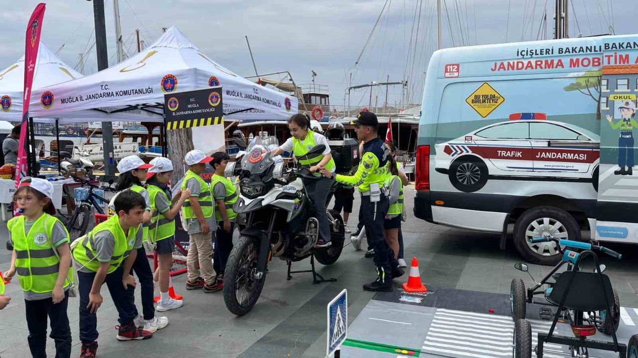 Bodrum'da Trafik Haftası: Öğrenci ve Vatandaşlara Trafik Eğitimi