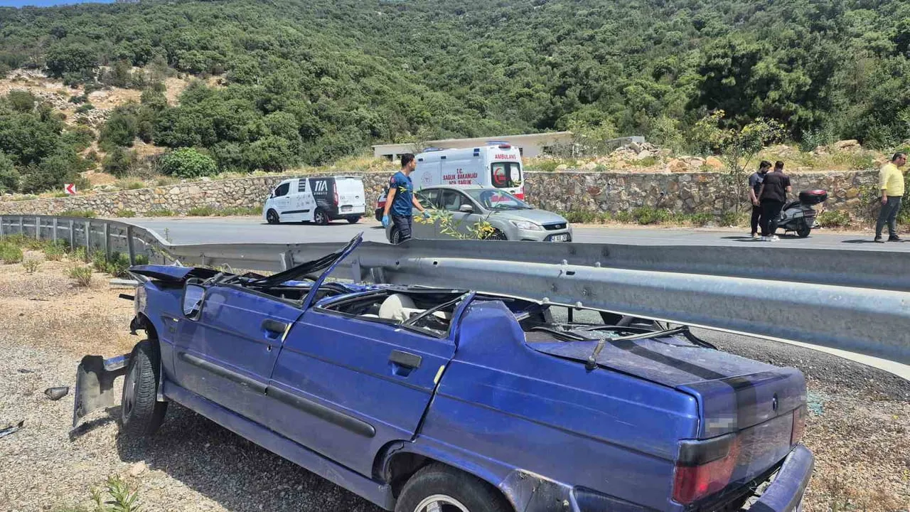 Bodrum'da virajı alamayan otomobil çelik bariyerin altına girdi, sürücü hafif yaralandı