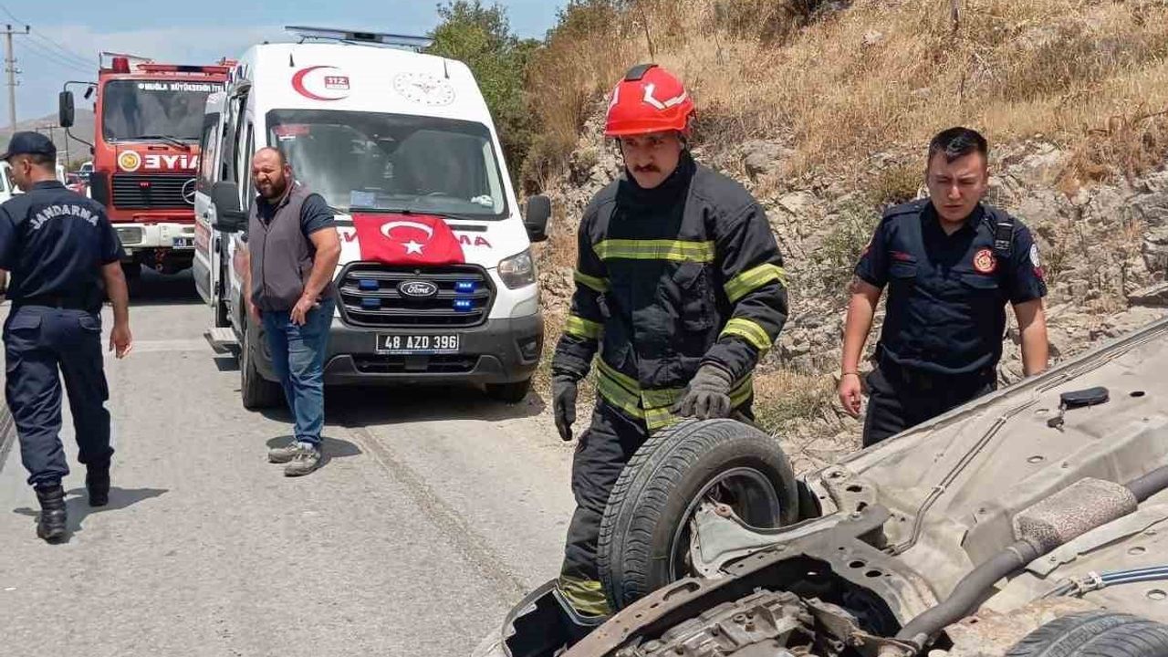 Bodrum'da virajı kaybeden otomobil devrildi; sürücü yaralanmadı