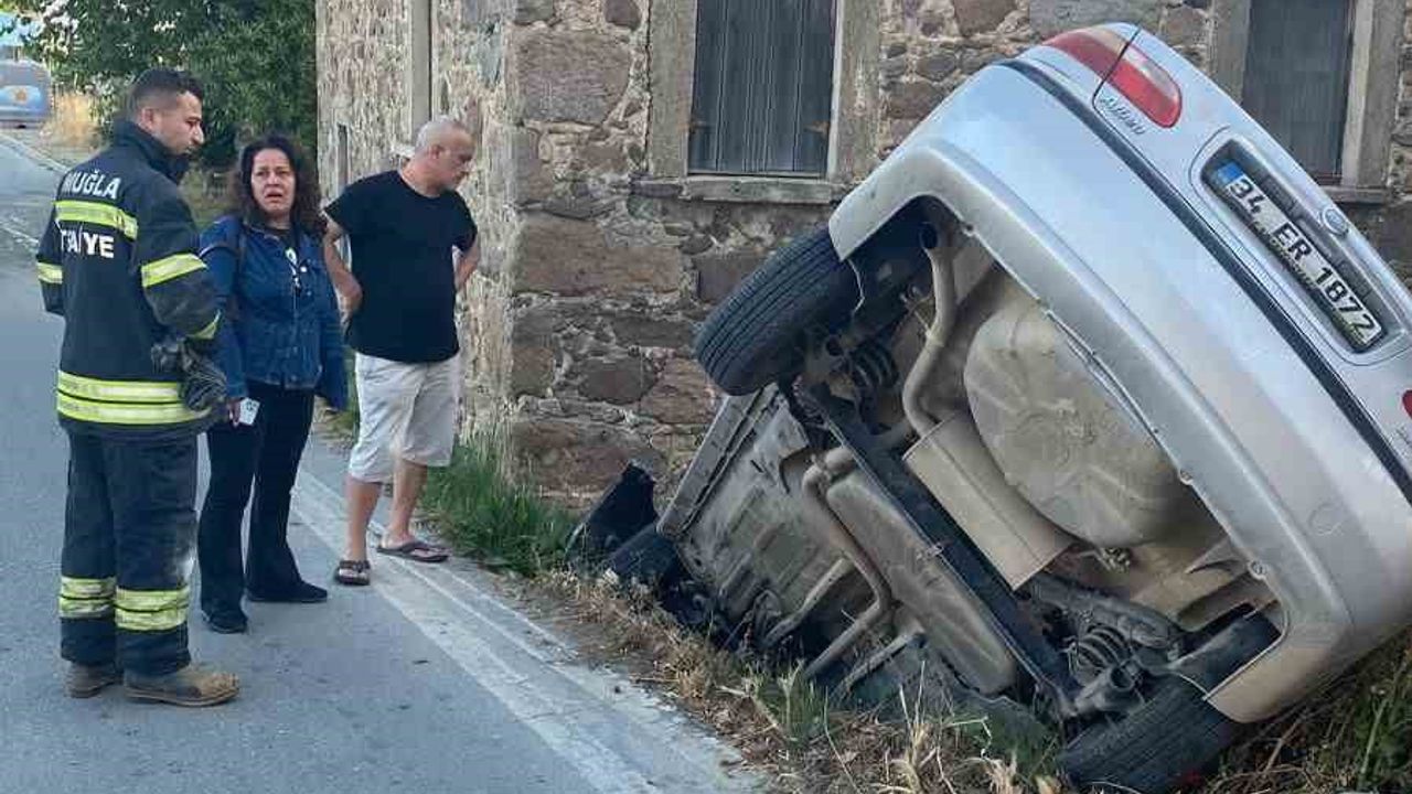 Bodrum Yalıkavak'ta otomobil taş binaya çarptı