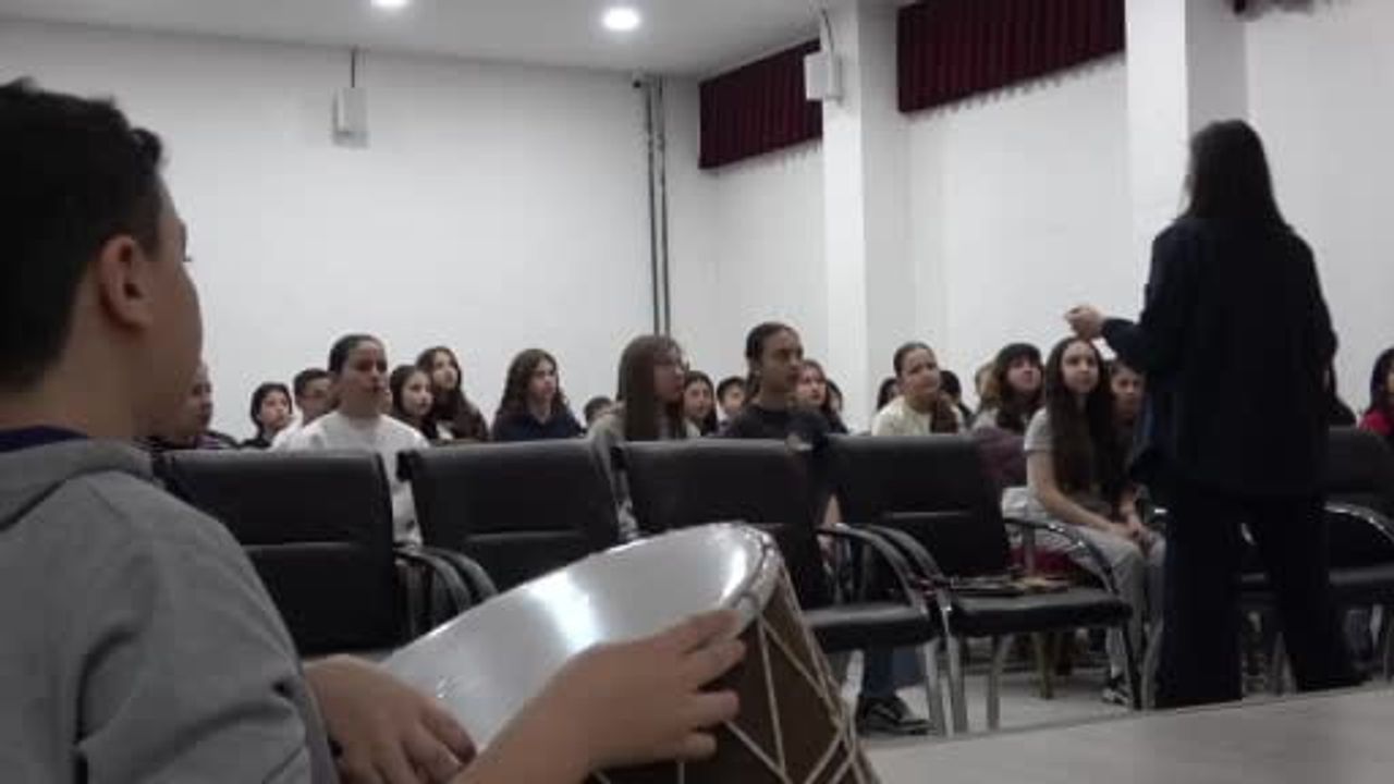 Bolu 100. Yıl Ortaokulu'nun 'Harmoni 100' çoksesli korosu 47 öğrenciden oluşuyor