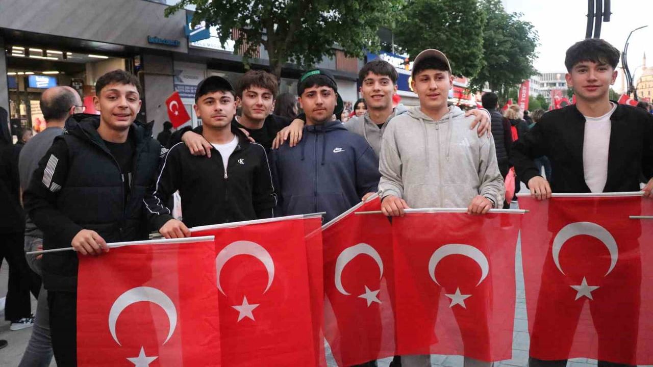Bolu'da 19 Mayıs yürüyüşü: Yüzler İzzet Baysal Caddesi'nde 200 metrelik Türk bayrağıyla yürüdü