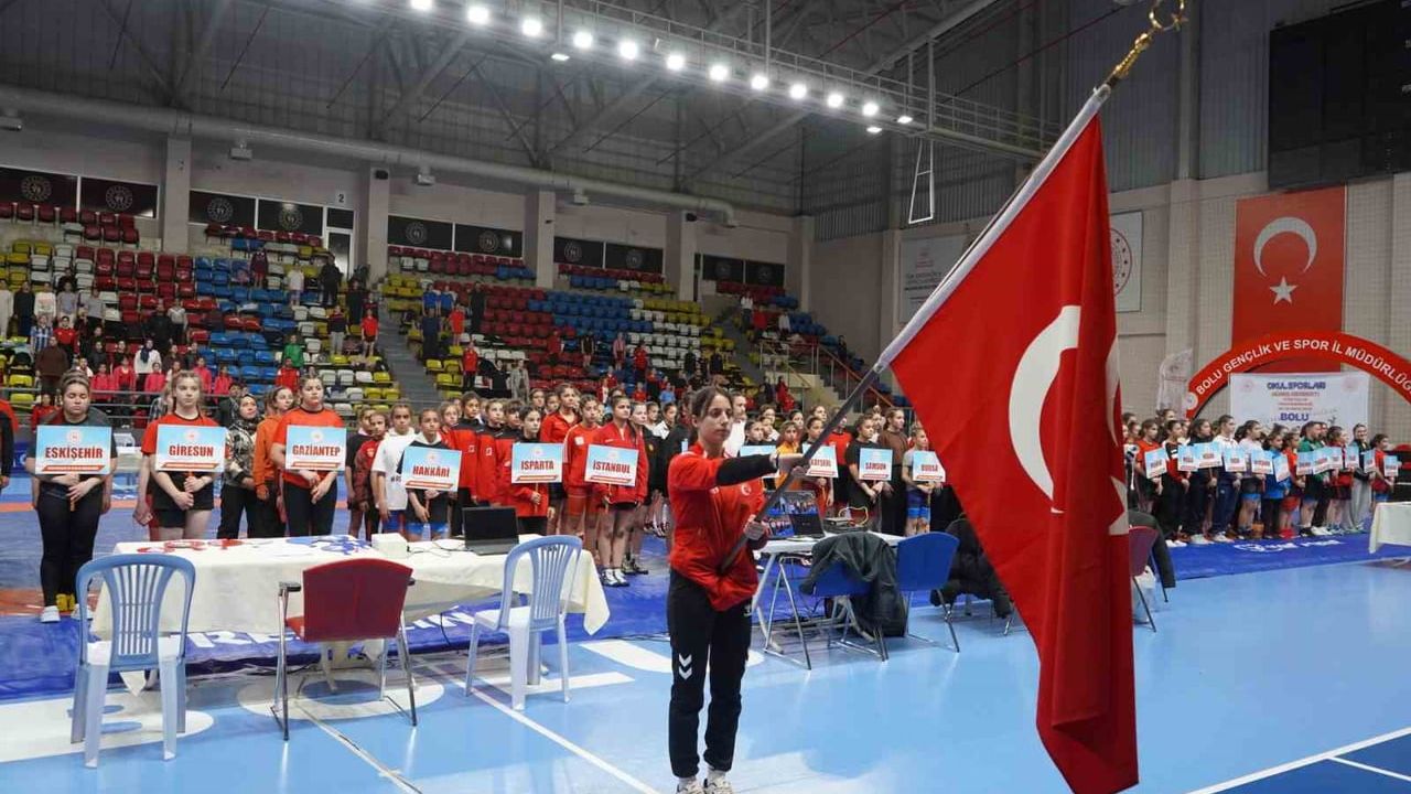 Bolu’da 40 ilden 500 sporcunun katıldığı Okul Sporları Yıldızlar Güreş Türkiye Şampiyonası başladı
