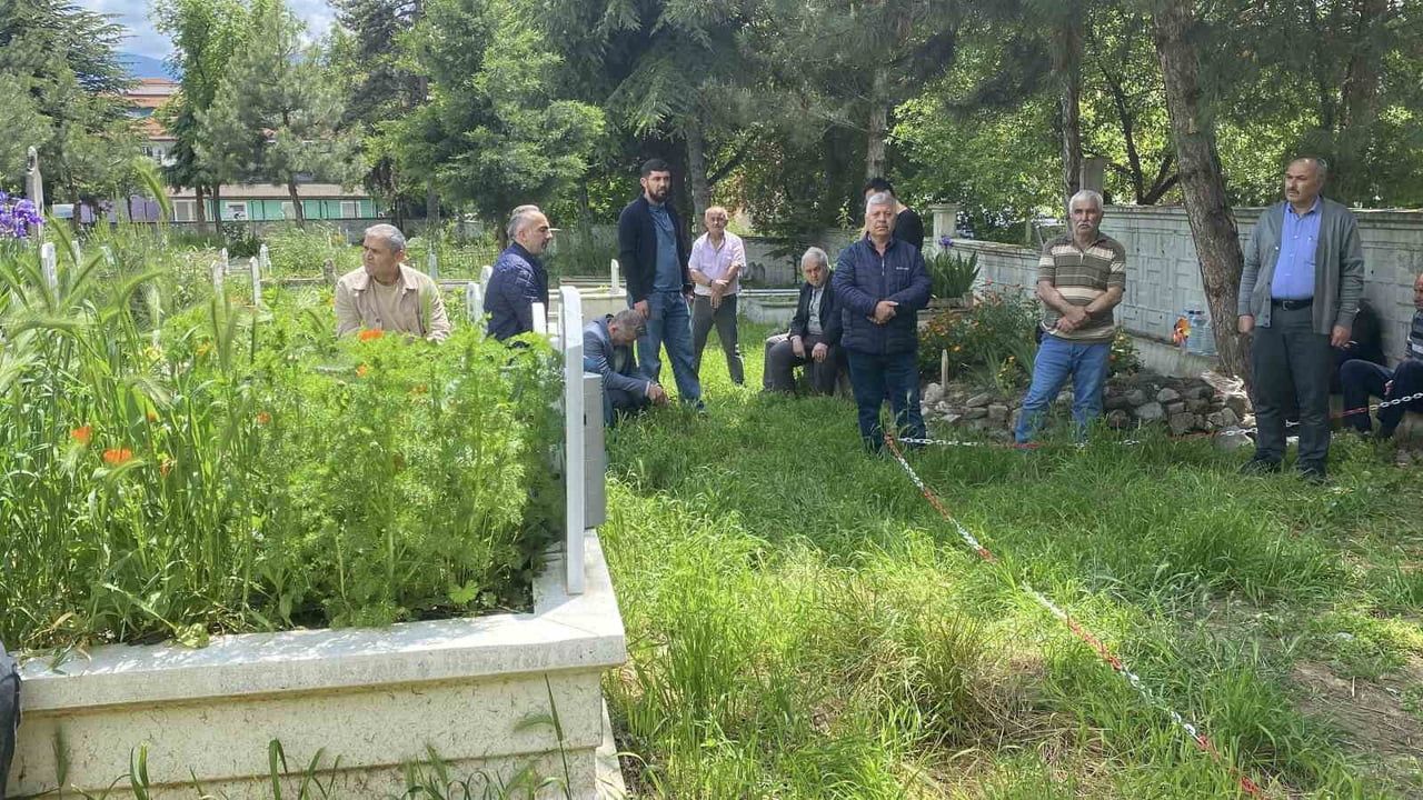 Bolu’da Arefe Günü Mezarlık Ziyaretleri: Vatandaşlar Kabir Başında Dualarla Anıldı