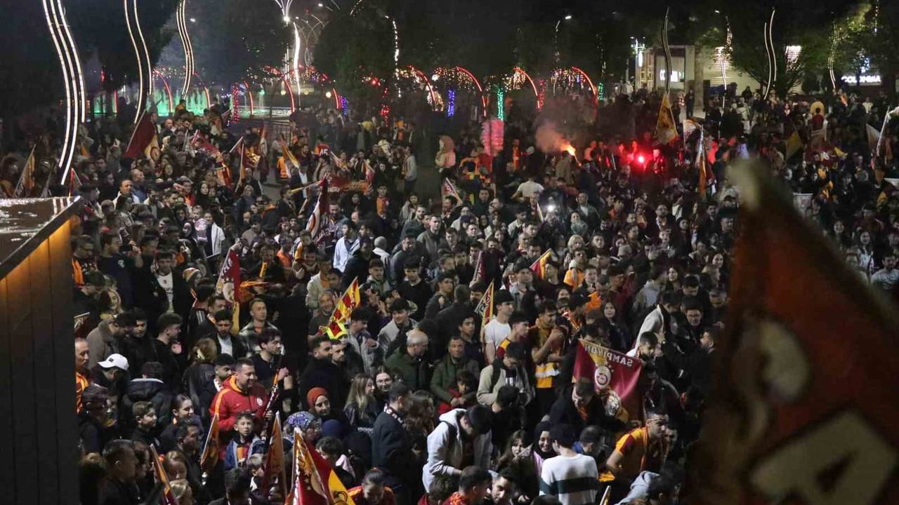 Bolu'da binlerce taraftar Galatasaray'ın 26. şampiyonluğunu coşkuyla kutladı