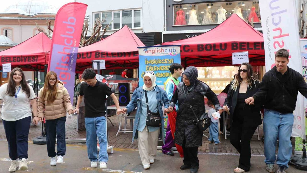 Bolu'da dolu sonrası İzzet Baysal Caddesi'nde vatandaşlar halay çekti