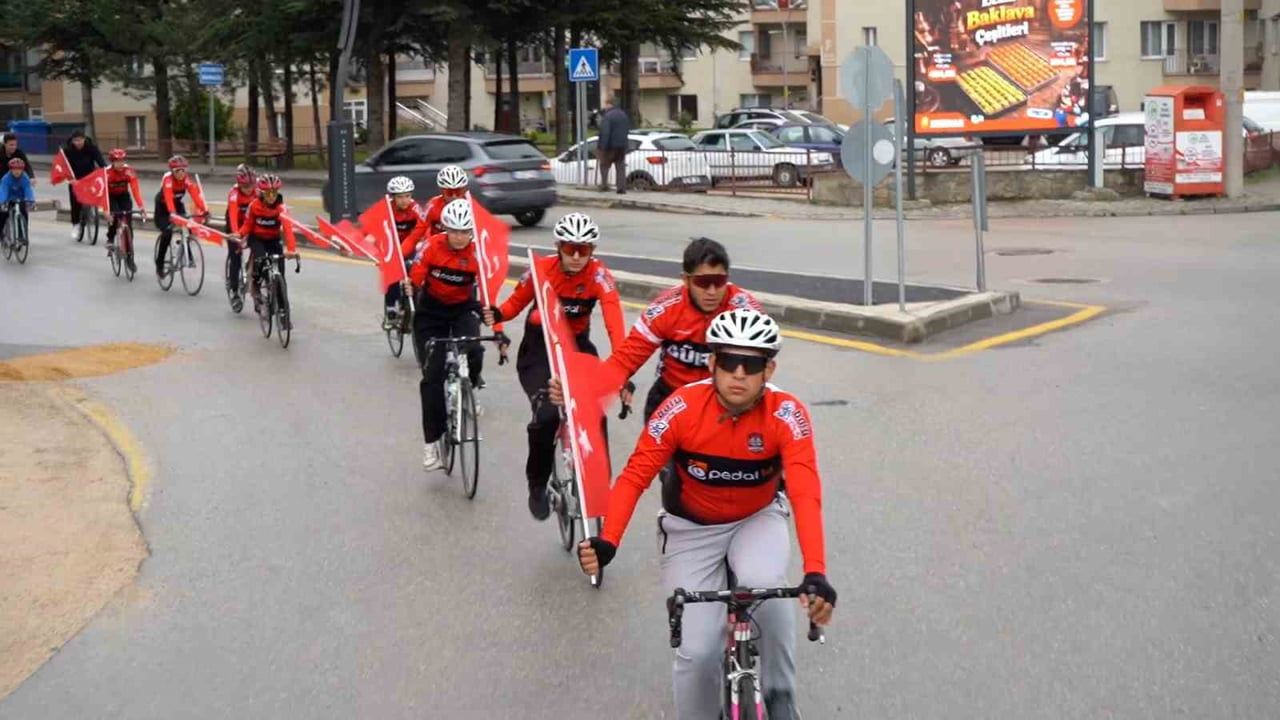Bolu'da Gençlik Haftası'nda Türk bayraklı bisiklet korteji