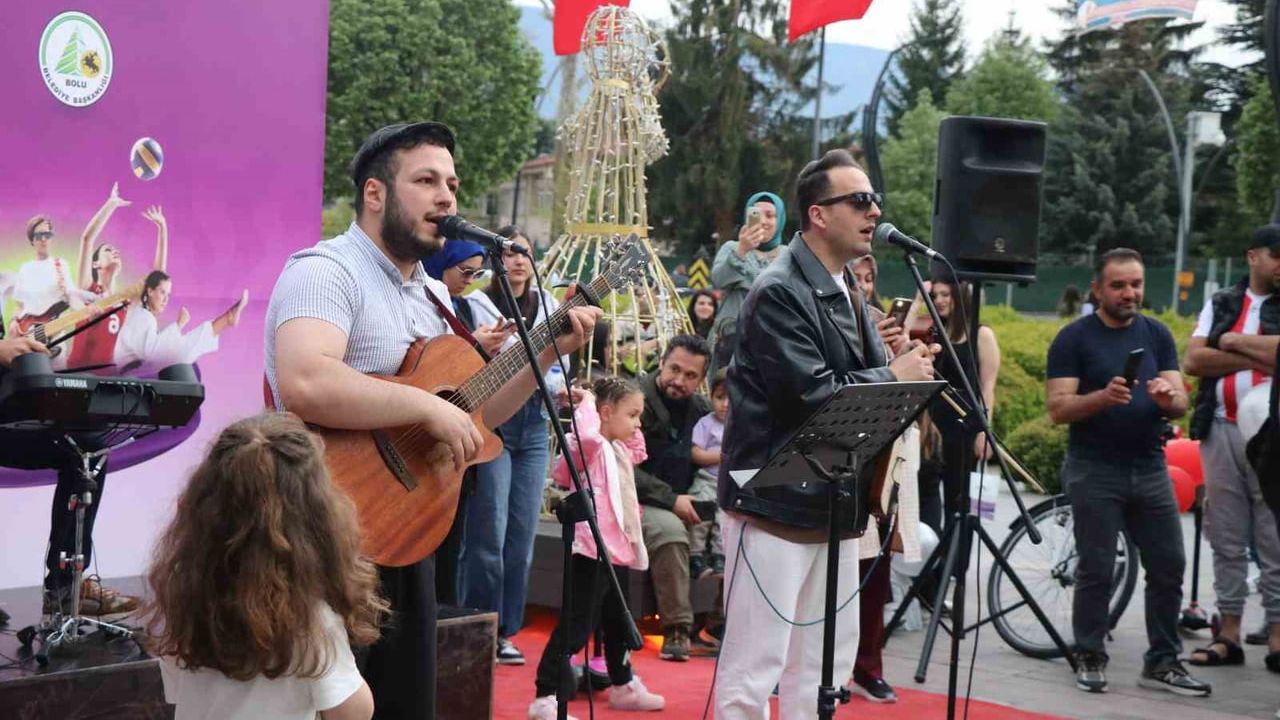 Bolu’da Gençlik Konseri’ne Yoğun İlgi: Kent Merkezinde Bayram Coşkusu