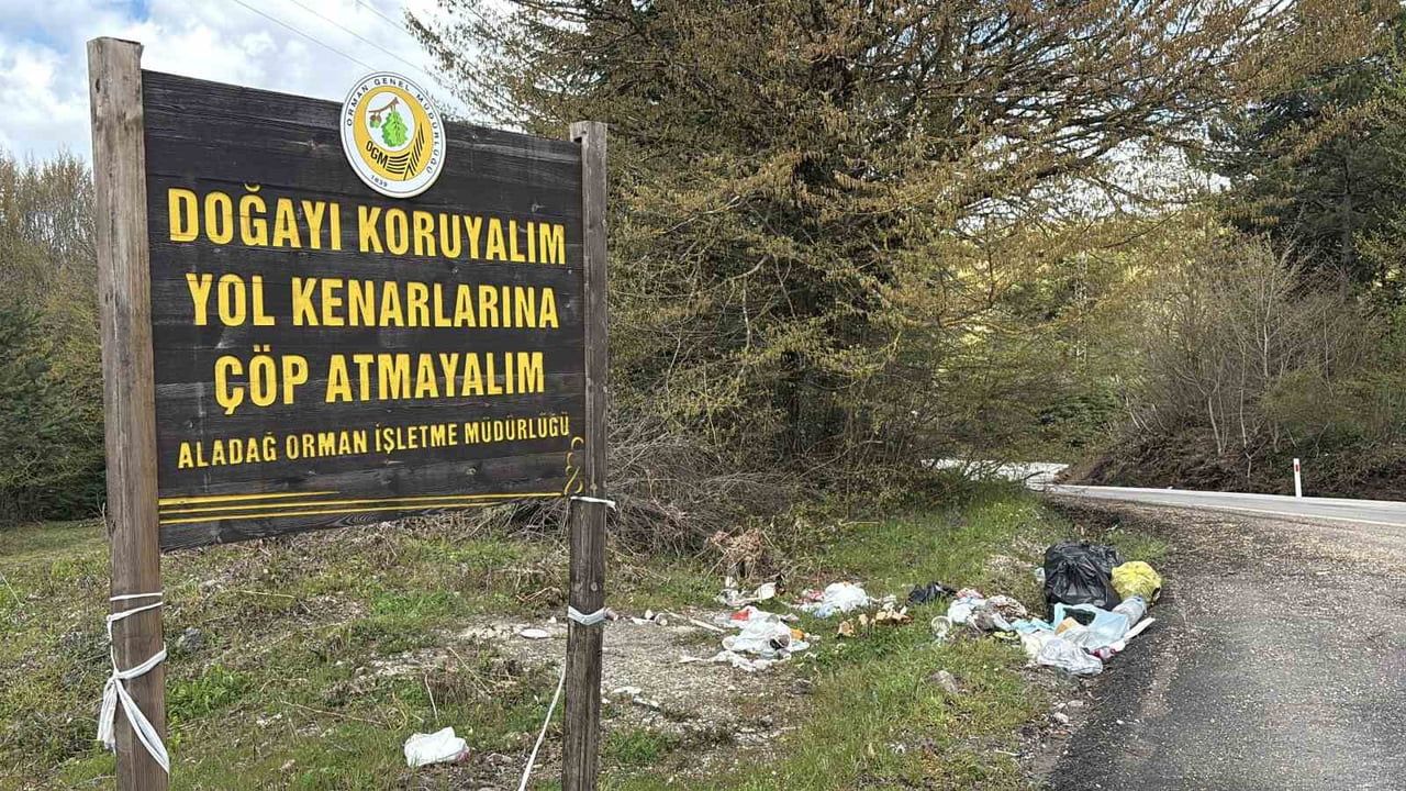 Bolu'da Gölcük Tabiat Parkı yolunda 'Çöp atmayın' tabelasının altı çöple doldu