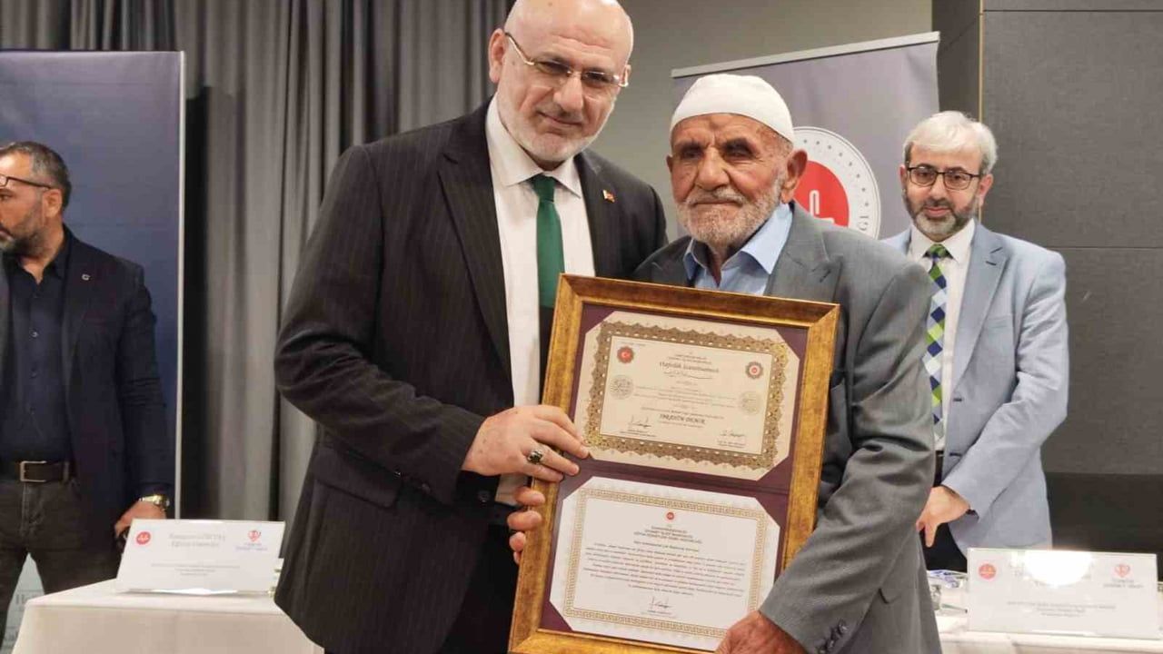 Bolu'da 'Hafız Kal' Türkiye Finalinde 87 Yaşındaki İbrahim Demir'e Hafızlık Belgesi Verildi