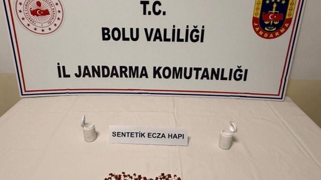 Bolu’da jandarma operasyonu: Şüpheli araçta 90 adet sentetik ecza ele geçirildi, 1 kişi tutuklandı