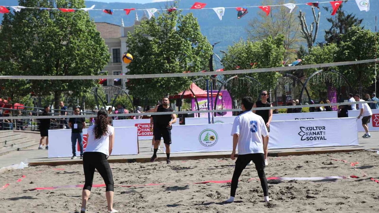 Bolu'da Kent Merkezine Kurulan Kum Sahada Plaj Voleybolu Turnuvası İlgi Gördü