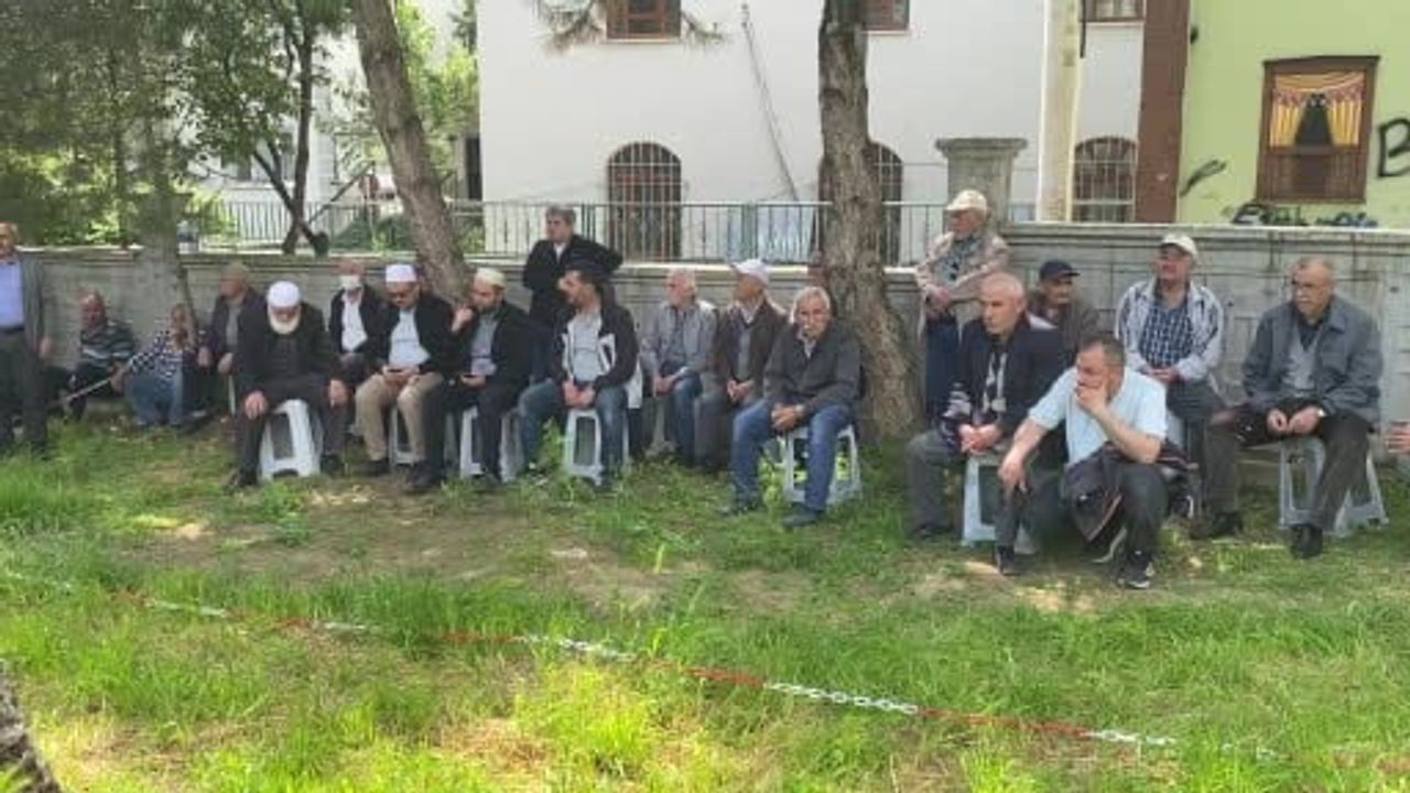 Bolu'da Kurban Bayramı Arefesinde Vatandaşlar Kabir Başında Dualarla Sevdiklerini Andı