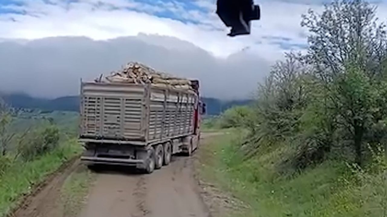 Bolu'da Kurban Bayramı'nda köy yollarına saplanan tır ve kamyonlar iş makineleriyle kurtarıldı