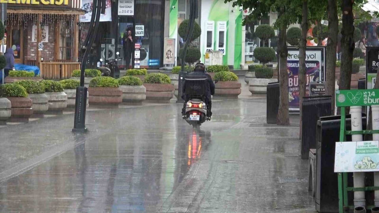 Bolu'da Kuvvetli Sağanak Hayatı Olumsuz Etkiledi: Cadde ve Sokaklarda Su Birikintileri