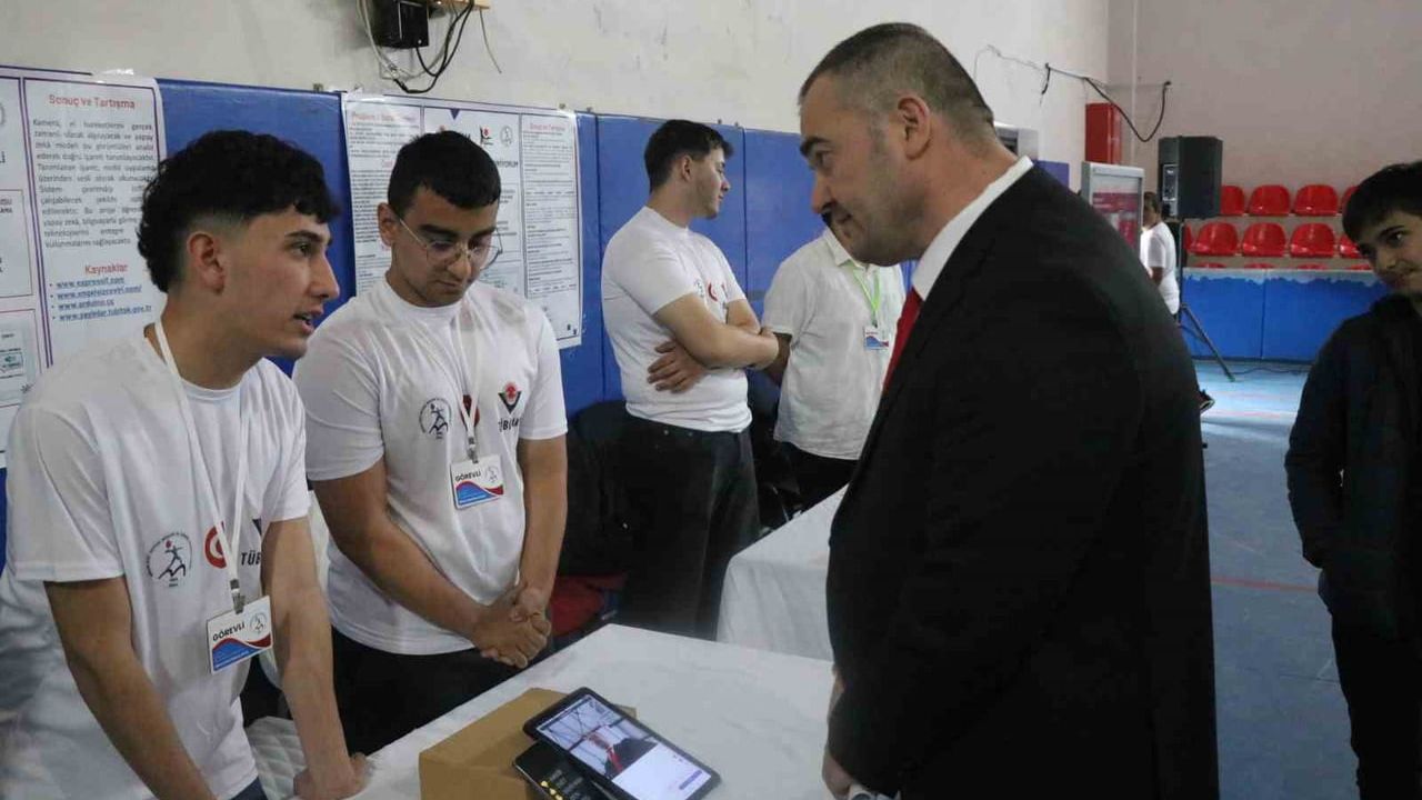 Bolu'da Meslek Lisesi Öğrencileri Yapay Zeka ile İşaret Dilini Anlık Yazı ve Sese Çeviren Sistem Geliştirdi