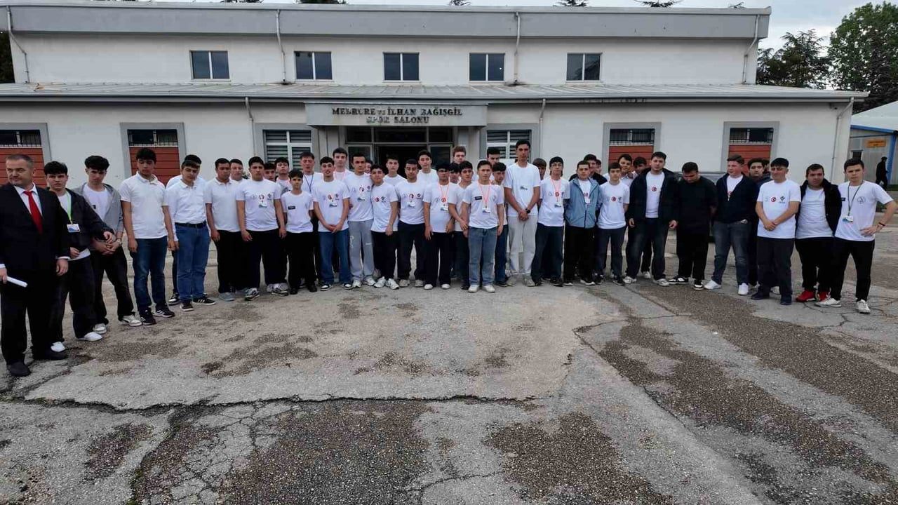 Bolu’da MTAL TÜBİTAK 4006 Bilim Fuarı: Yapay Zeka Destekli İşaret Dili ve Akıllı Saat Projeleri İlgi Çekti