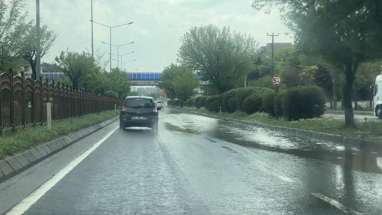 Bolu'da öğleden sonra dolu yağışı alt geçitleri suyla doldurdu