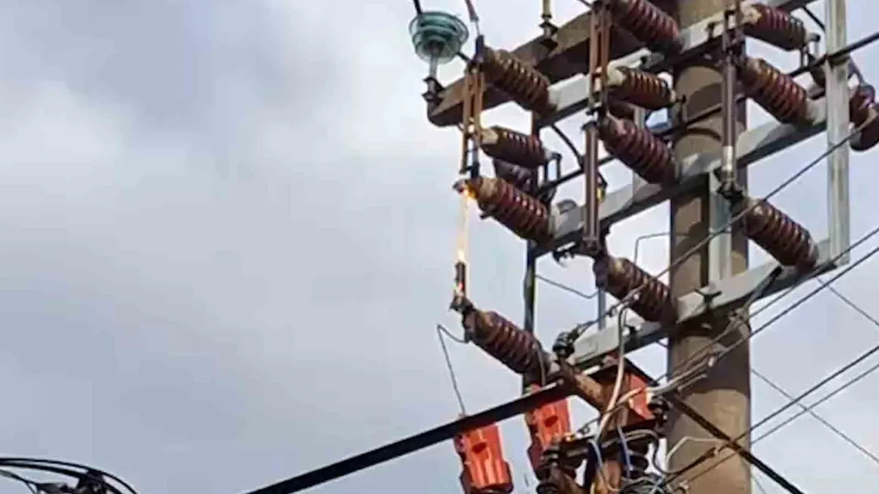 Bolu’da sağanak sırasında Alpagutbey Mahallesi’ndeki elektrik direğine yıldırım düştü