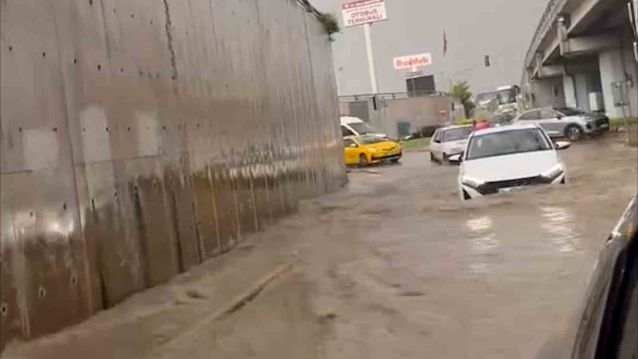 Bolu'da sağanak ve dolu cadde ve iş yerlerinde su birikintilerine yol açtı