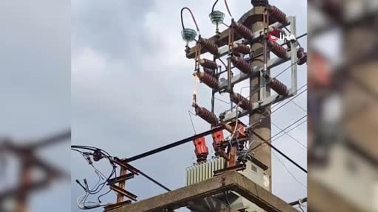 Bolu'da sağanakta yıldırım elektrik direğine isabet etti; anlar cep telefonuna yansıdı