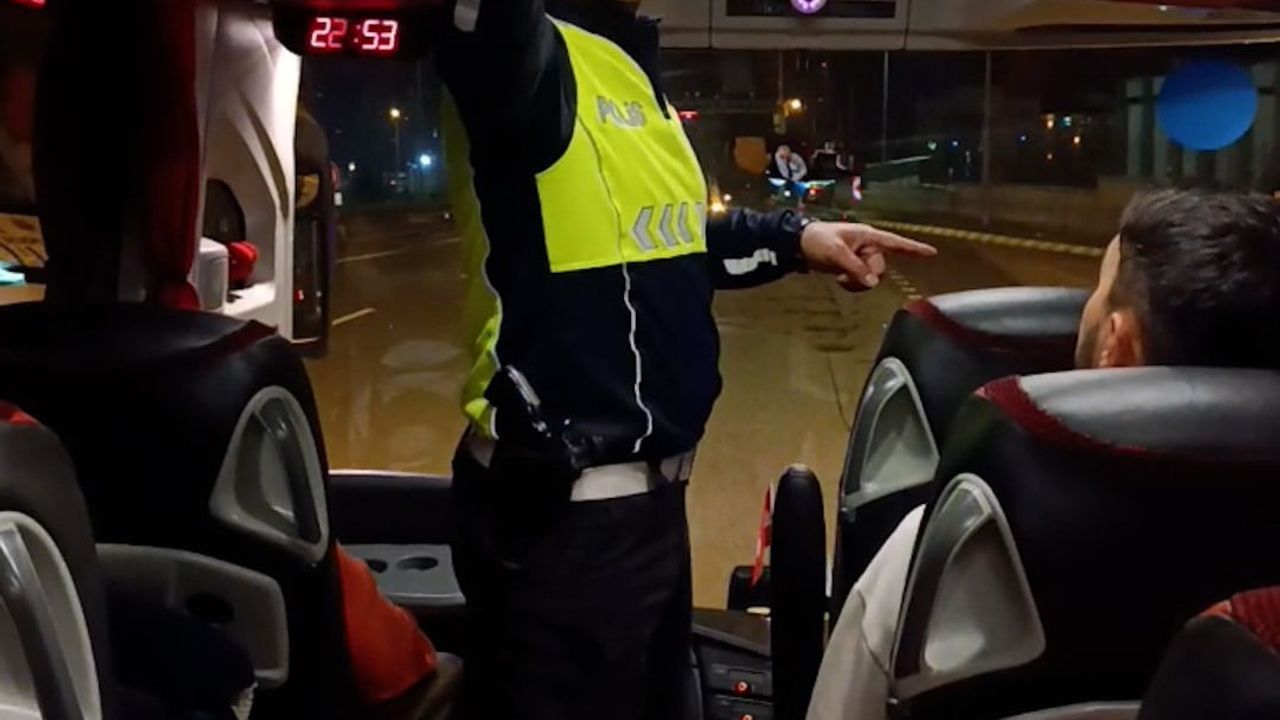 Bolu'da trafik komiserinden otobüs yolcularına emniyet kemeri uyarısı