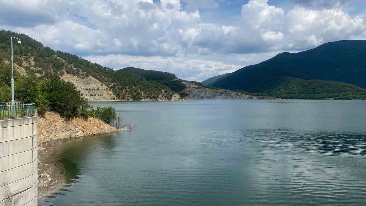 Bolu Mengen’de Köprübaşı Barajı yüzde 100 doluluğa ulaşınca kontrollü su tahliyesi başlatıldı