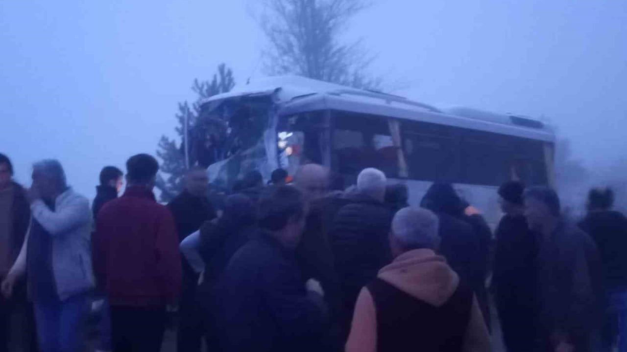 Bolu Mudurnu'da yakıt yüklü tır ile yolcu midibüsü çarpıştı: 3 yaralı