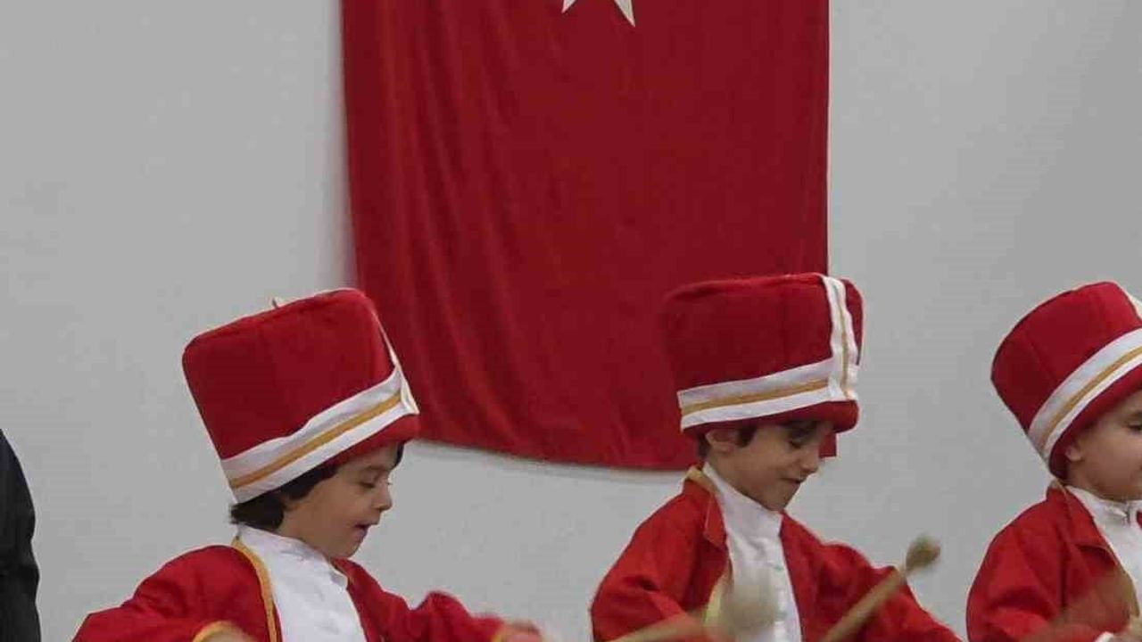Bolvadin anaokulu öğrencileri mehteran gösterisiyle milli değerleri sahneye taşıdı